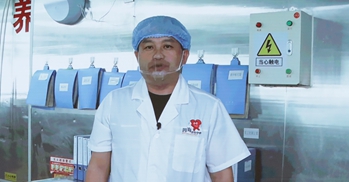 全國五一勞動(dòng)獎(jiǎng)?wù)芦@得者、陜西榆林四海食品配送有限責(zé)任公司生產(chǎn)班組組長 趙志新 李凡攝_副本.jpg