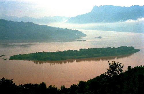 千秋三峽 世紀偉業(yè)——三峽工程見證新中國60年發(fā)展足跡 這是中堡島的原始地貌(資料照片)。三峽工程于1994年12月14日正式開工,工程采用分期導流方式,分三期進行施工,以中堡島為分界點向兩側延伸,分別修建左岸和右岸大壩。 “截斷巫山云雨,高峽出平湖”,隨著設計建設任務的如期完成,歷經近17年的建設,舉世矚目的三峽工程將一代偉人的豪邁設想變?yōu)楝F實。承載著共和國水利輝煌夢想的三峽工程,鑄就了惠及千秋的民生水利。 三峽工程凝聚了幾代中央領導集體和全國人民的智慧與力量。1978年至1988年,三峽工程基本完成了建設的決策準備;1988年至1998年,三峽工程正式開工并實現大江截流;1998年至2008年,三峽樞紐主體工程、輸變電工程和移民工作基本完成,三峽水庫實現了175米蓄水的最終目標條件,使夢想變?yōu)楝F實。 新華社發(fā)